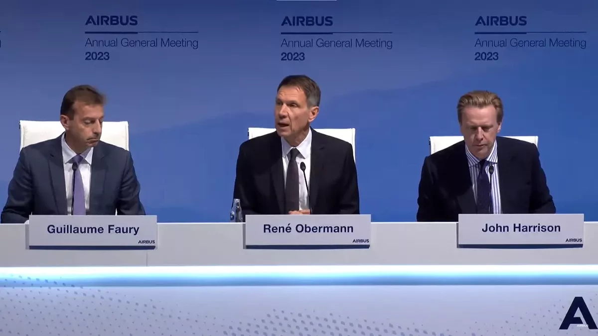 Guillaume Faury (izq), Ren Obermann (centro) y John Harrison durante la Junta General Anual de Airbus. Foto: Airbus