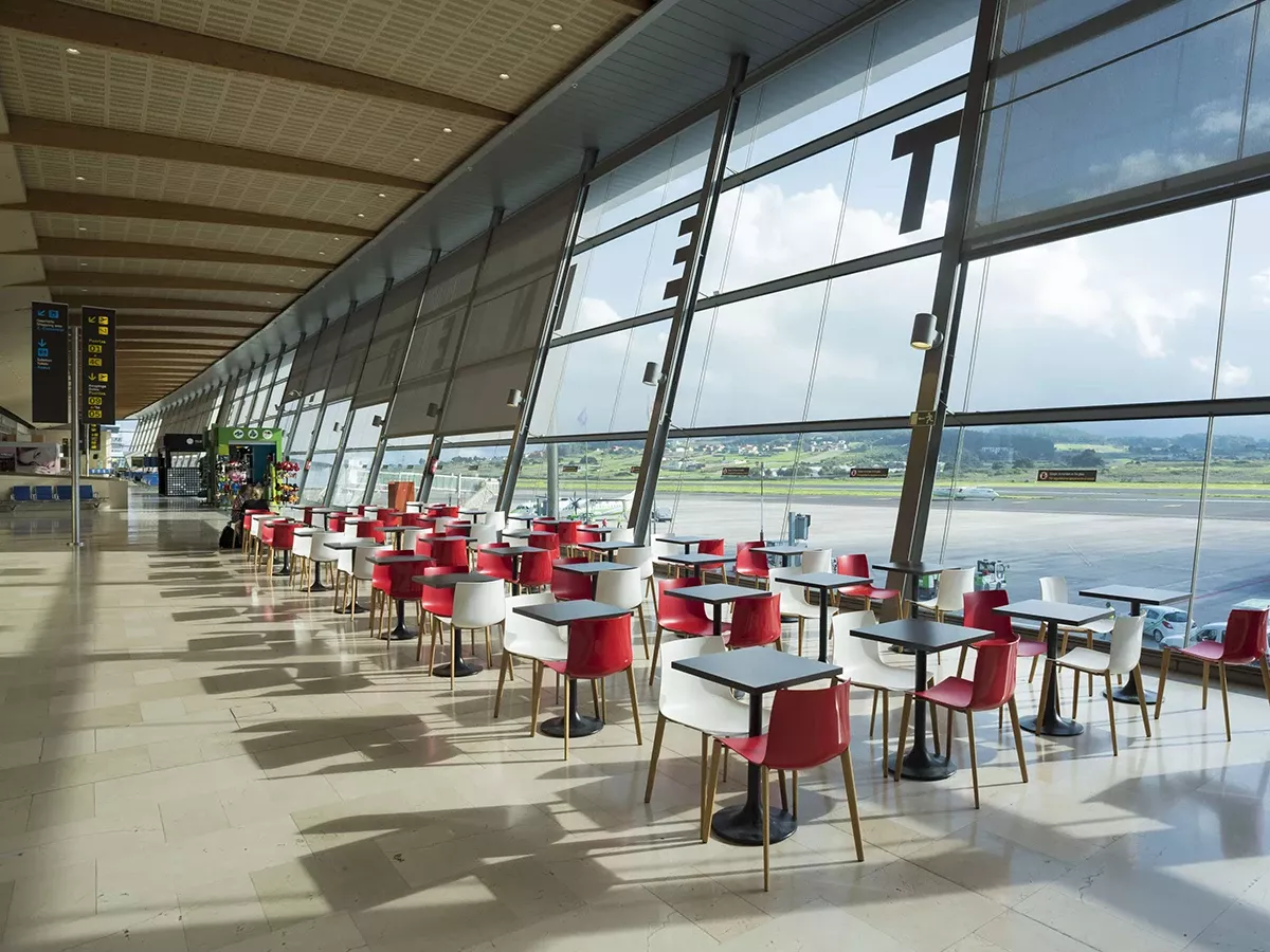 Terraza interior en el Aeropuerto Tenerife Norte-Ciudad de la Laguna. Foto: Aena