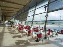 Terraza interior en el Aeropuerto Tenerife Norte-Ciudad de la Laguna. Foto: Aena