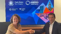Firma pacto global Paola Rapetti, Diego Arrosa.