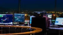 Controlador areo de Enaire en la Torre de Control de Barcelona
