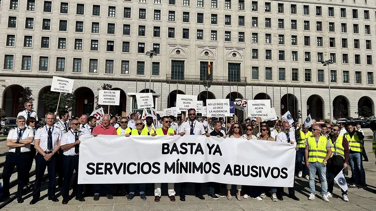 Concentracin de trabajadores de Sepla, SITCPLA, USO y ASETMA frente al MITMA. 