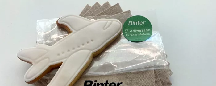Dulce conmemorativo de los 5 aos de vuelos directos de Canarias a Mallorca y Vigo. Foto: Binter