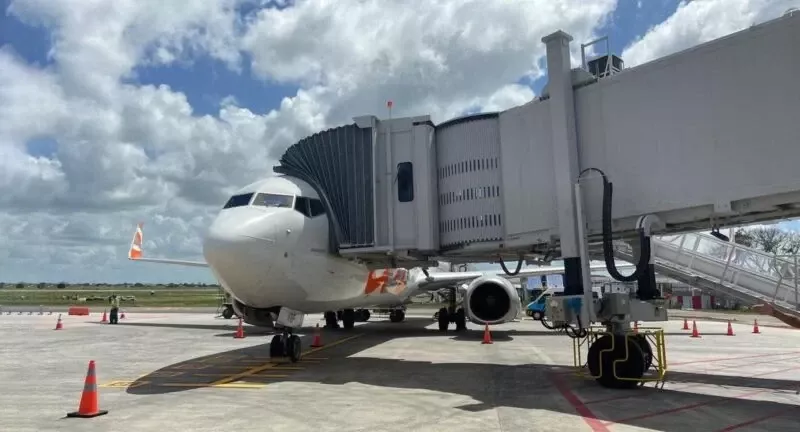 Pasarela de embarque que conecta directamente con el avin.