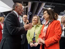 Luis Furnells, presidente ejecutivo de Grupo Oesa, con Margarita Robles en FEINDEF.
