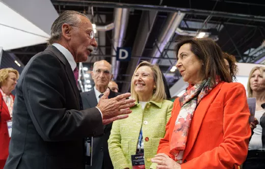 Luis Furnells, presidente ejecutivo de Grupo Oesa, con Margarita Robles en FEINDEF.