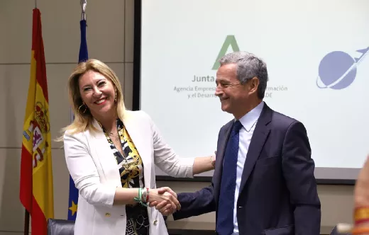 La presidenta de Andalucía TRADE y el presidente de Andalucía Aerospace, Antonio Gómez Guillamón tras la firma del acuerdo. Foto: Extenda