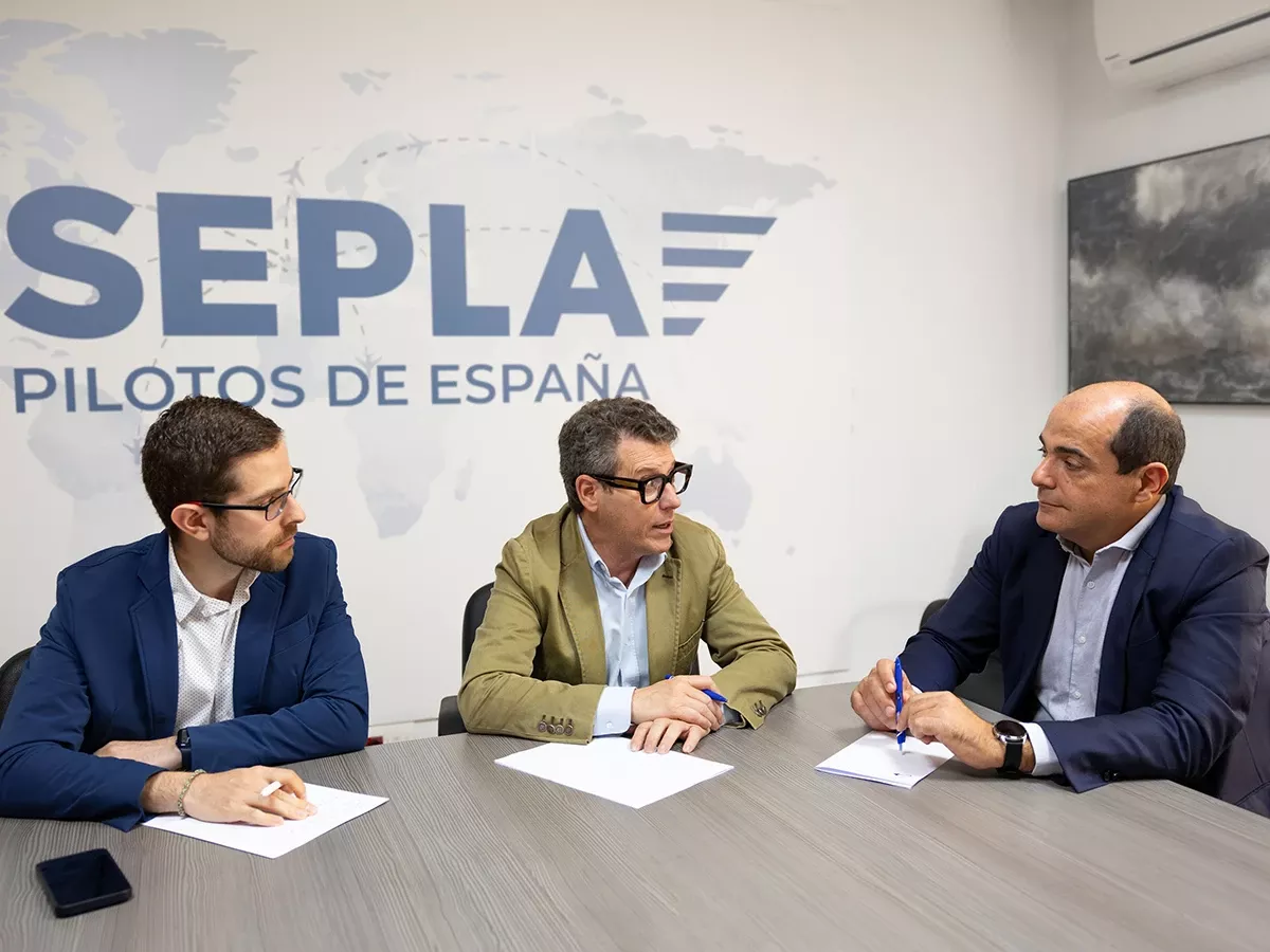 De izquierda a derecha, scar Sanguino (Sepla), Diego Martn (SEMAF) y Pedro Gragera (USCA) en su reunin contra los servicios mnimos. Foto: SeplaDe izquierda a derecha, scar Sanguino (Sepla), Diego Martn (SEMAF) y Pedro Gragera (USCA) en su reunin contra los servicios mnimos. De izquierda a derecha, scar Sanguino (Sepla), Diego Martn (SEMAF) y Pedro Gragera (USCA) en su reunin contra los servicios mnimos. Foto: Sepla