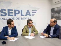 De izquierda a derecha, scar Sanguino (Sepla), Diego Martn (SEMAF) y Pedro Gragera (USCA) en su reunin contra los servicios mnimos. Foto: SeplaDe izquierda a derecha, scar Sanguino (Sepla), Diego Martn (SEMAF) y Pedro Gragera (USCA) en su reunin contra los servicios mnimos. De izquierda a derecha, scar Sanguino (Sepla), Diego Martn (SEMAF) y Pedro Gragera (USCA) en su reunin contra los servicios mnimos. Foto: Sepla