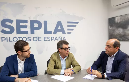 De izquierda a derecha, scar Sanguino (Sepla), Diego Martn (SEMAF) y Pedro Gragera (USCA) en su reunin contra los servicios mnimos. Foto: SeplaDe izquierda a derecha, scar Sanguino (Sepla), Diego Martn (SEMAF) y Pedro Gragera (USCA) en su reunin contra los servicios mnimos. De izquierda a derecha, scar Sanguino (Sepla), Diego Martn (SEMAF) y Pedro Gragera (USCA) en su reunin contra los servicios mnimos. Foto: Sepla