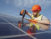 Obrero montando placas fotovoltaicas. Foto: Gustavo Fring