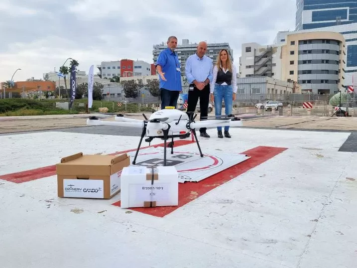 Dron de la compañía Speedbird Aero preparado para el traslado de sangre.