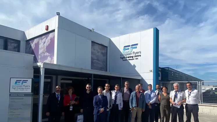 Foto de grupo en la formacin de personal tcnico ucraniano en las instalaciones de European Flyers. Foto: European Flyers
