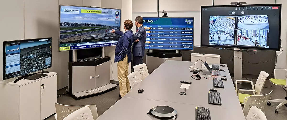 Seguimiento realizado desde la sede de Aena en Madrid de las primeras operaciones gestionadas por el gestor espaol. Foto: Aena