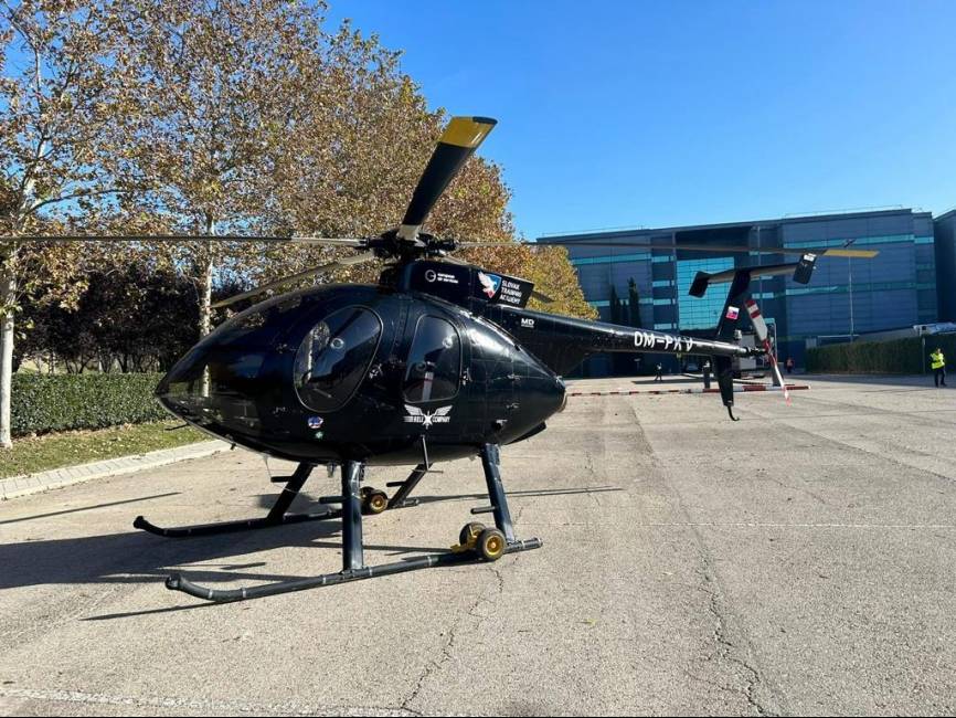 Desde Kosice (Eslovaquia), con escalas en Padua y Lérida, llegó este Hughes 500 de la Slovak Training Academy.