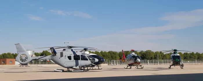 Los cuatro H135 entregados simultneamente en Espaa por Airbus. Foto: Diego Gmez