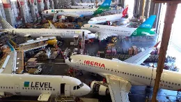 Aviones de Airbus de las flotas de IAG en hangar de Iberia Mantenimiento.