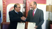 Miguel ngel Castro (izquierda), rector de la Universidad de Sevilla, y Miguel ngel Morell, director de Tecnologa de Indra, tras la firma del convenio. Foto: Indra