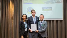 Annella Lamartinire y Philippe Campos recogiendo el premio. Foto: Butterfly Aero Training
