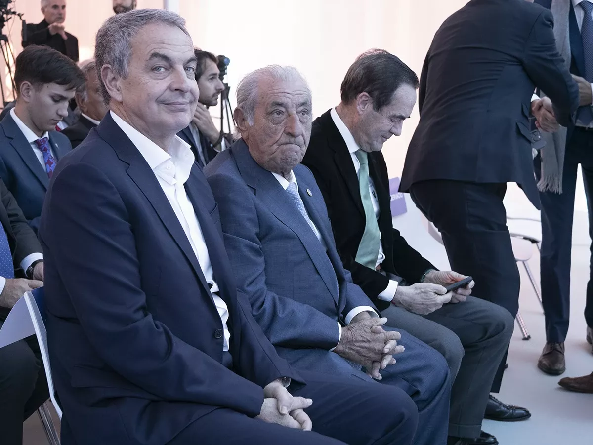 De izquierda a derecha, el expresidente del gobierno Jos Luis Rodrguez Zapatero; el mayor accionista de Globalia Pepe Hidalgo; y el exministro de defensa, Jos Bono, durante la presentacin del futuro nuevo hangar de Air Europa en Barajas. Foto: Diego Gmez