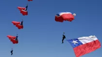 "Escuadrilla de Paracaidismo Boinas Azules" del Grupo de Presentaciones de la Fuerza Area de Chile.