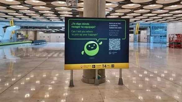 Cartel con QR para acceder al chatbot Oli. Foto: Aena