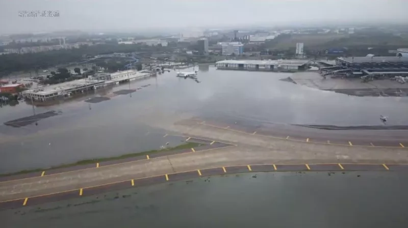 Aeropuerto de Porto Alegre inundado.