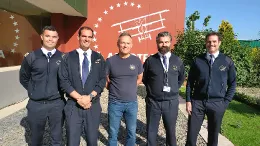 Castor Fantoba (centro) tras la conferencia que imparti en la escuela de pilotos Aerotec.