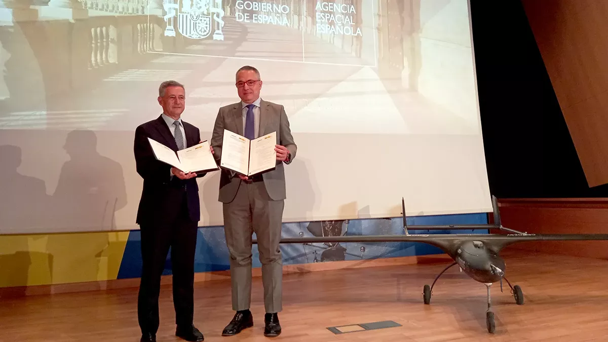 El director de la AEE, Juan Carlos Corts Pulido, y el director ejecutivo y cofundador de Aertec, Antonio Gmez-Guillamn (izquierda) durante la ceremonia de cesin a la AEE de un sistema areo no tripulado TARSIS-25, un UAS tctico ligero de la compaa espaola Aertec. Foto: Aertec