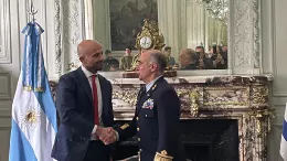 El secretario argentino de Transporte de la Nacin, Franco Mogetta (izq.) junto al director Nacional de Aviacin Civil e Infraestructura Aeronutica uruguayo, Leonardo Blengini tras la firma del memorando de entendimiento entre Argentina y Uruguay.