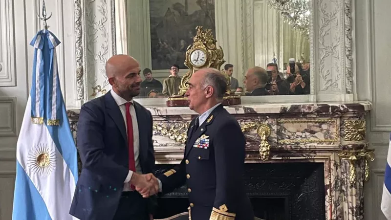 El secretario argentino de Transporte de la Nacin, Franco Mogetta (izq.) junto al director Nacional de Aviacin Civil e Infraestructura Aeronutica uruguayo, Leonardo Blengini tras la firma del memorando de entendimiento entre Argentina y Uruguay.
