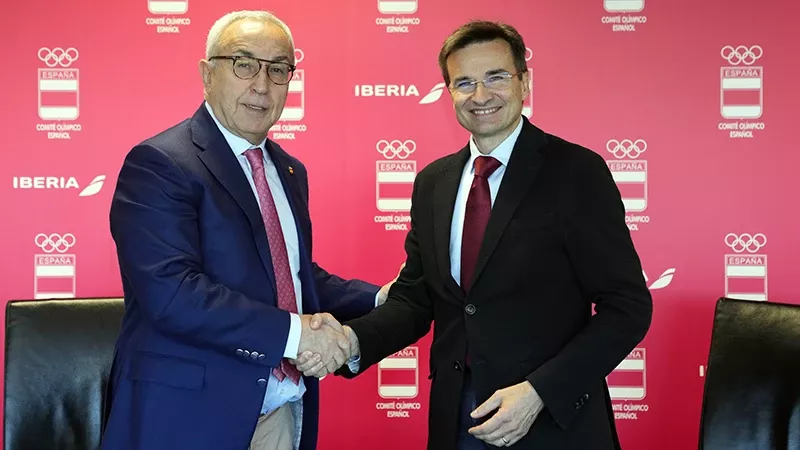 El presidente del COE, Alejandro Blanco (izquierda), y el presidente de Iberia, Marco Sansavini, tras la firma del acuerdo de alcanzado. El presidente del COE, Alejandro Blanco, y el presidente de Iberia, Marco Sansavini, posan juntos tras la firma del acuerdo de alcanzado entre ambas organizaciones.