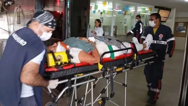 Herido por las turbulencias en camilla en el aeropuerto.