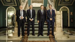 Foto de grupo tras la clausura del Clausura Mster Enaire, de izquierda a derecha: Luis Rubio Andrada, director del Mster por Universidad Autnoma de Madrid; Jos Antonio Santano, secretario de Estado de Transportes y Movilidad Sostenible y presidente de