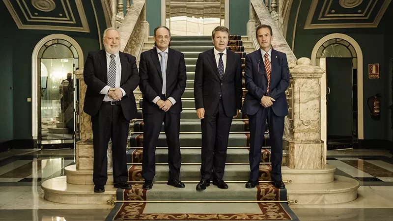 Foto de grupo tras la clausura del Clausura Mster Enaire, de izquierda a derecha: Luis Rubio Andrada, director del Mster por Universidad Autnoma de Madrid; Jos Antonio Santano, secretario de Estado de Transportes y Movilidad Sostenible y presidente de