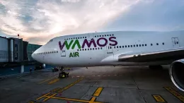 Aeronave de la aerolnea Wamos en pista.