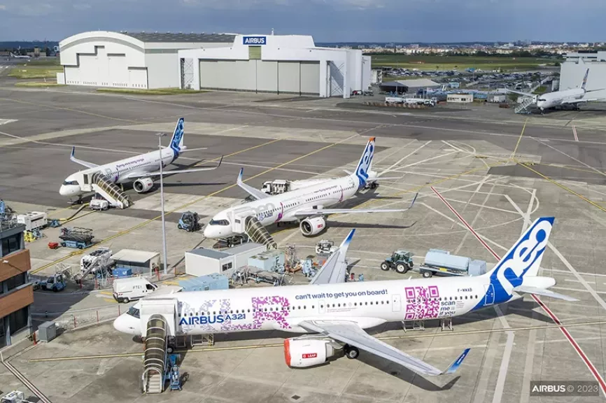 Foto del nuevo Airbus A321XLR que acaba de recibir la certificación EASA. Tres Airbus A321XLR en pista.