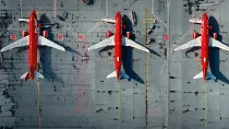 Vista cenital de aviones de la aerolnea Play estacionados en una pista.