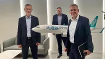 Gregory Taffouraud, director comercial de Euroairlines con Aiden Walsh, director global de Desarrollo de Negocio de Discover the World, e Ian Murray, consejero delegado de Discover the World.