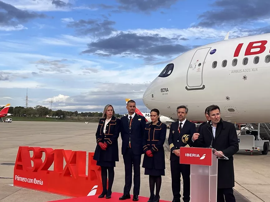 El presidente de Iberia Marco Sansavini, junto a la tripulación del Avión A321XLR antes de que este comenzara su primer vuelo de largo radio con la aerolínea de lanzamiento Iberia.