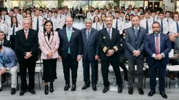 Alumnos egresados en el acto de imposicin de alas de su promocin, junto a familiares, docentes y representantes del sector. Foto: European Flyers