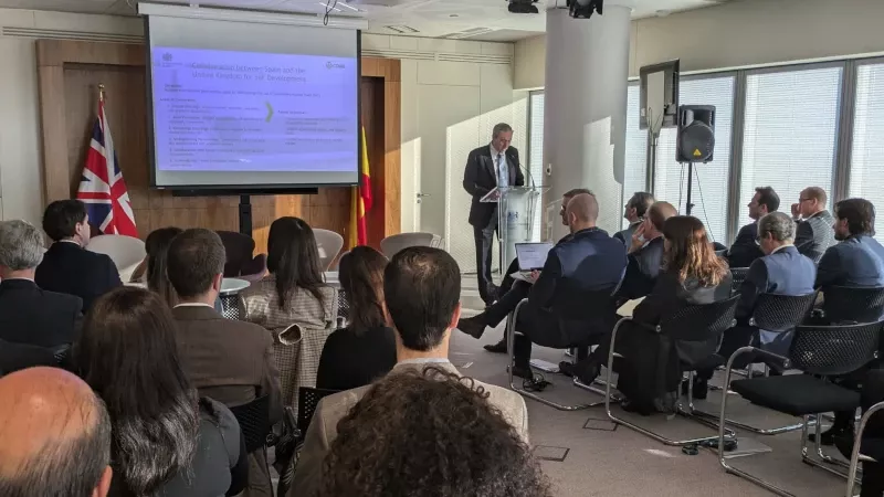 Momento de la presentacin del informe  Colaboracin entre el Reino Unido y Espaa en materia de produccin y regulacin de SAF en la embajada del Reino Unido en Espaa.