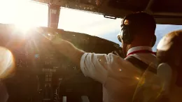 Piloto en los mandos de una aeronave. Foto: Norwegia