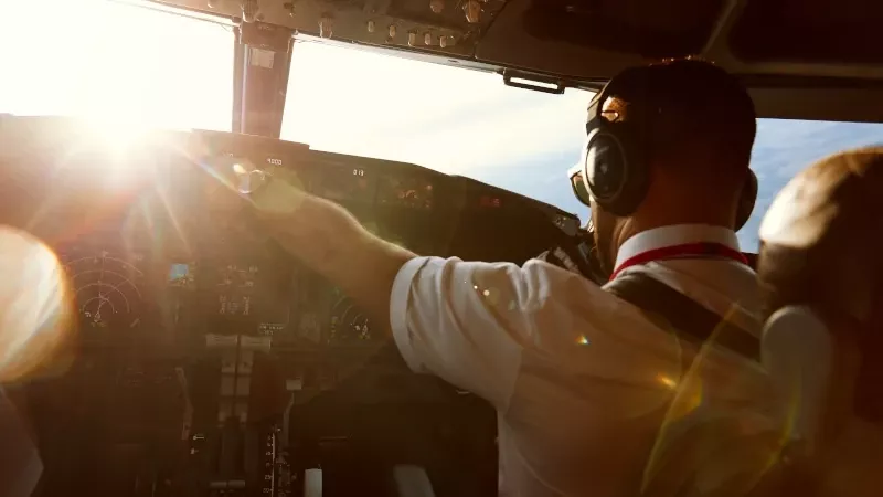 Piloto en los mandos de una aeronave. Foto: Norwegia