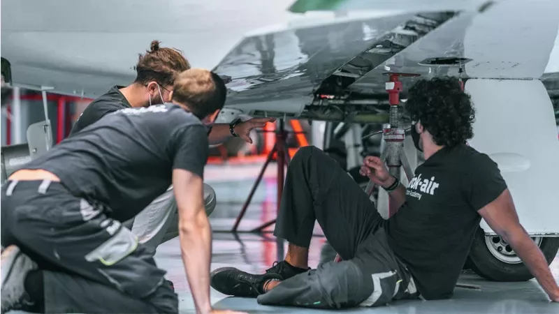 Brok-air cuenta con ms de 25 aos de experiencia y dispone de instalaciones de formacin en Tenerife y Malta.