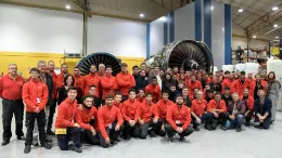 Foto de grupo de los nuevos alumnos de Formacin Profesional en las instalaciones de Iberia Mantenimiento. Foto: Iberia