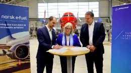 Momento de la firma de la alianza estratgica entre Boeing y Norsk e-Fuel con Steve Gillard, director regional de sostenibilidad de Boeing (izquierda), Lars Bjrn Larsen, director de operaciones de Norsk e-Fuel (derecha). Foto: Boeing
