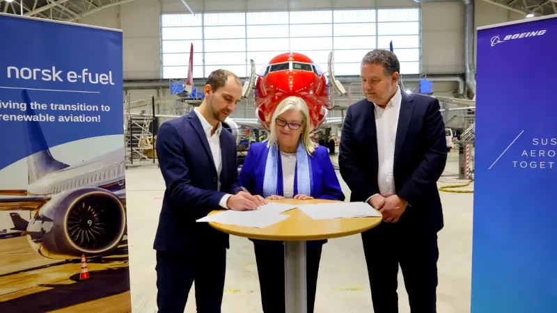 Momento de la firma de la alianza estratgica entre Boeing y Norsk e-Fuel con Steve Gillard, director regional de sostenibilidad de Boeing (izquierda), Lars Bjrn Larsen, director de operaciones de Norsk e-Fuel (derecha). Foto: Boeing