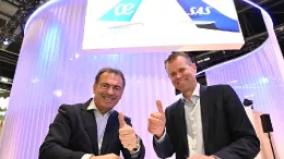 Paul Verhagen, director comercial de SAS (derecha) e Imanol Prez, director comercial de Air Europa tras la firma del acuerdo de cdigo compartido entre ambas aerolneas. Foto: Air Europa