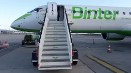 Avin de Binter en pista con una escalera de acceso. Foto: Binter 